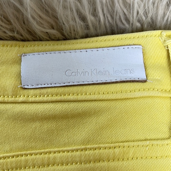 Calvin Klien Women’s Yellow Shorts Size W27 - Picture 3 of 12